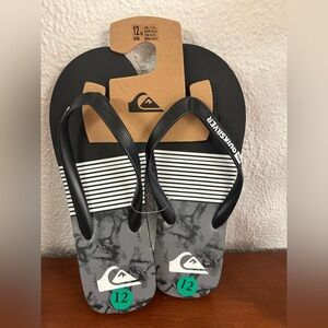 Quicksilver Men’s black  grey and white thong flip flops NWT Sz 12